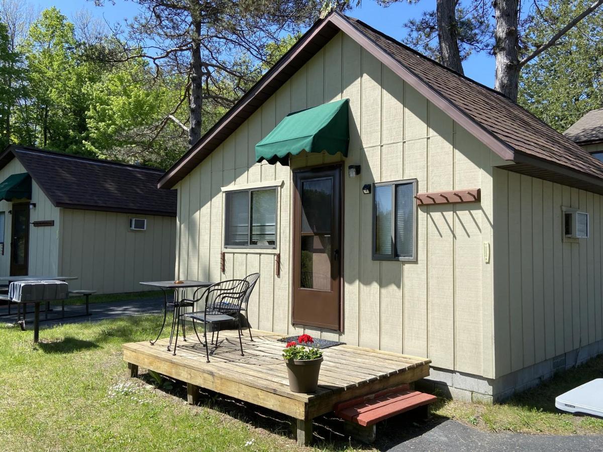 Betsie Riverside Resort Benzonia Eksteriør billede