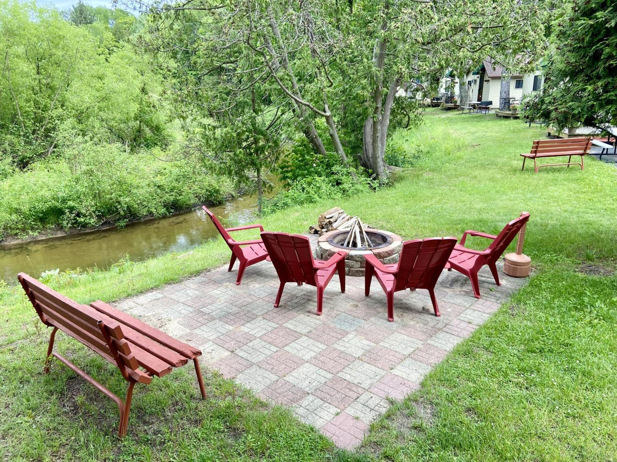 Betsie Riverside Resort Benzonia Eksteriør billede